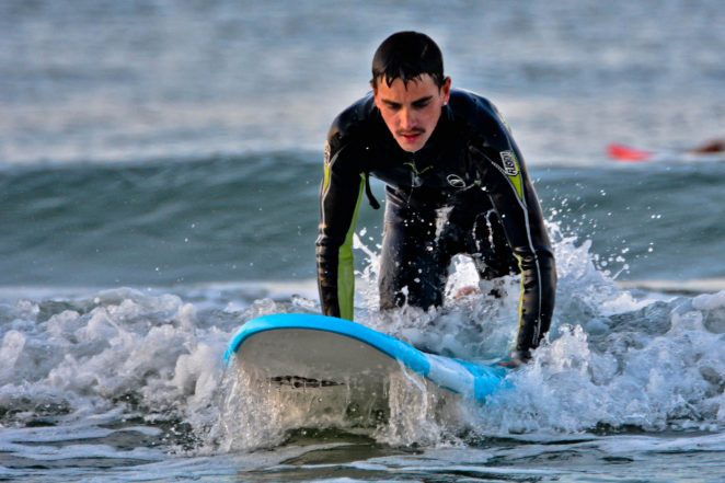 Kurs surfingu – opanuj z nami surfowanie na desce